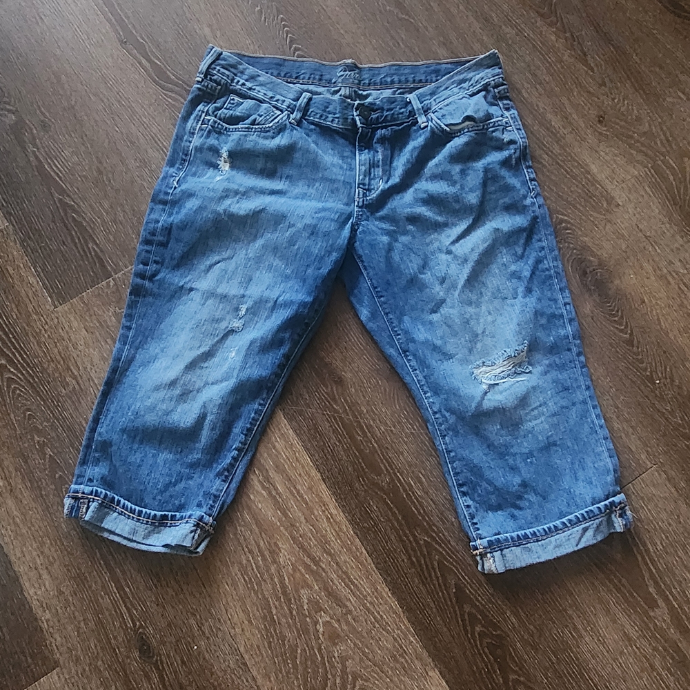 Old Navy Womens Size 12  The Diva Cuffed Capri Medium Wash Denim